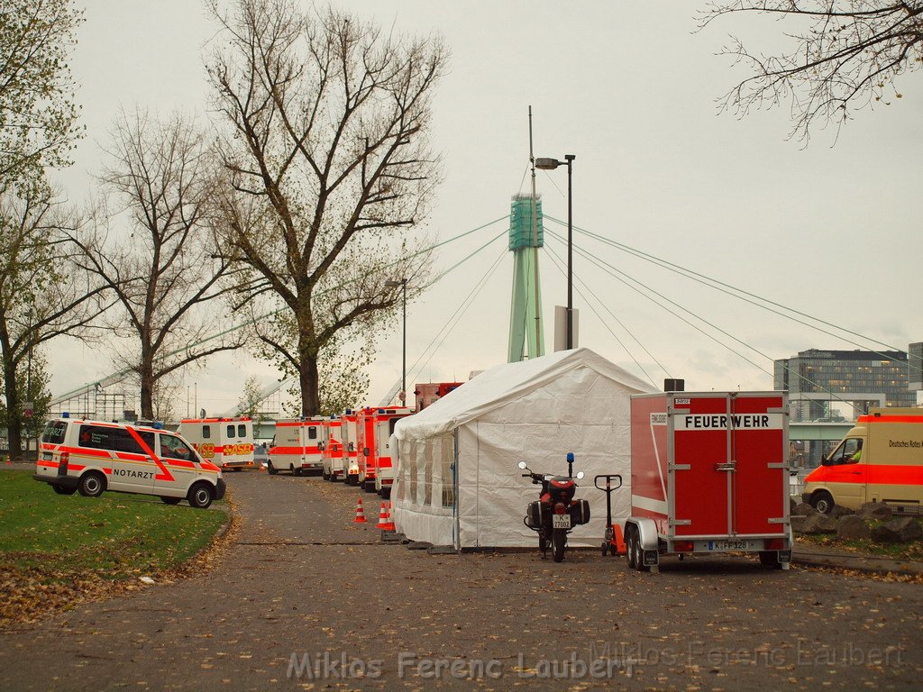 Warten auf den Einsatz Koeln Deutz P210.JPG